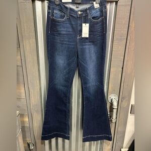 Judy Blue high rise flares 

Sizes available 11, 13 and 15